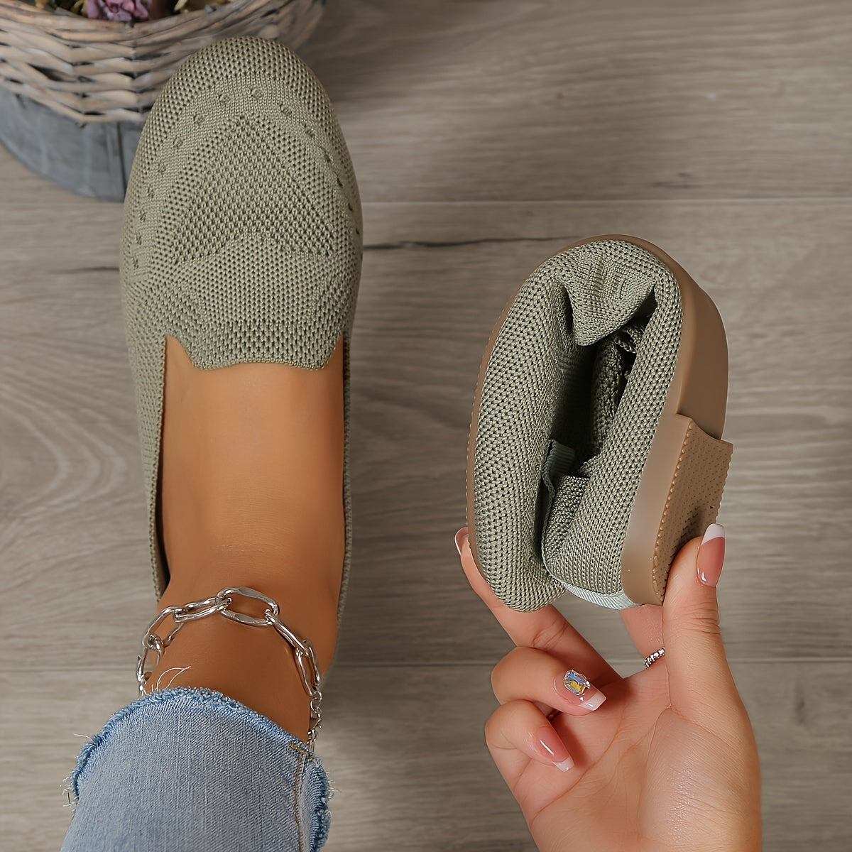 New Breathable Casual Flat Shoes for Women in Large Sizes, Featuring Soft Soles, Comfort, Slip Resistance, And Easy Slip-On Design.
